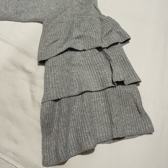 Who What Wear gray sweater with fun detailed flared sleeves size xl - Picture 3 of 5